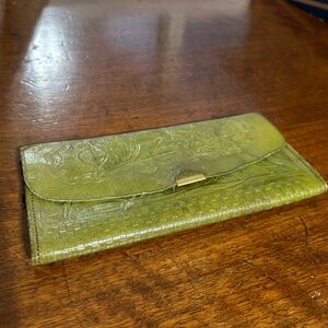 VTG 1970’s Embossed Green Leather Clutch Wallet. Likely From Mexico